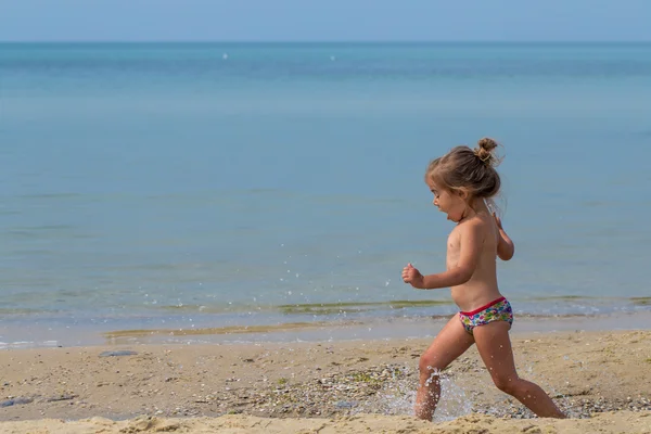 Liten flicka på stranden, glada känslor, — Stockfoto