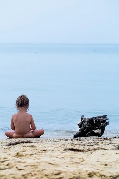 Naken liten flicka leker i havet, vackra stranden — Stockfoto