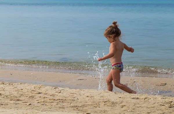 Menina correndo na praia, emoções alegres , — Fotografia de Stock