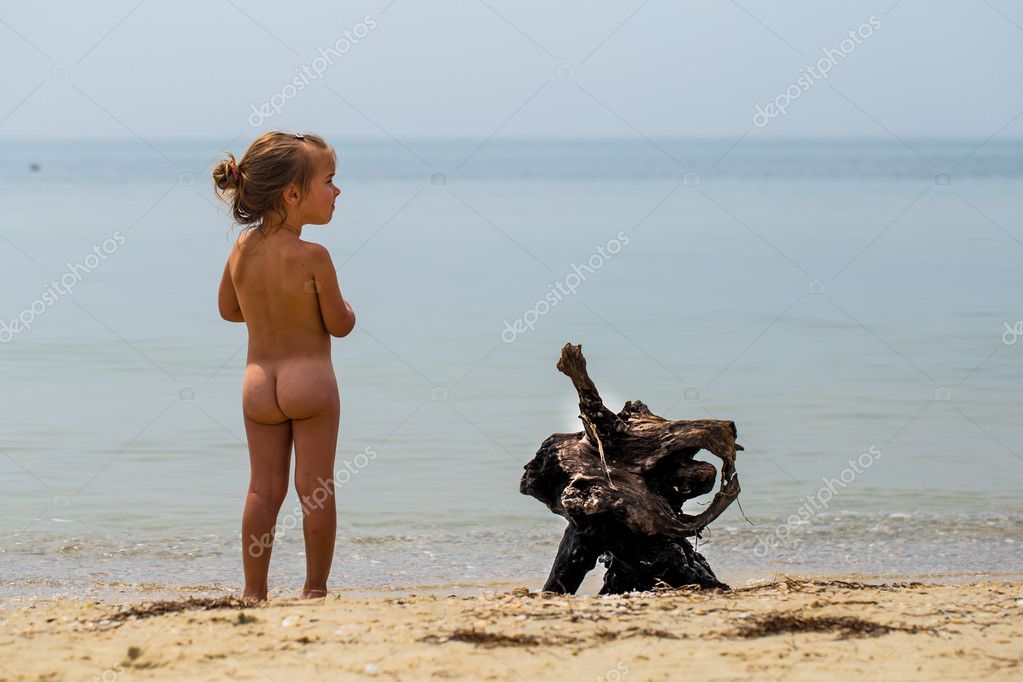 Nskedgirls At The Bech