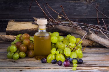 ahşap arka plan üzerinde üzüm sapı