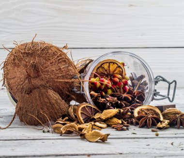 Hindistan cevizi bütün fındık talaş ahşap arka plan üzerinde dağınık