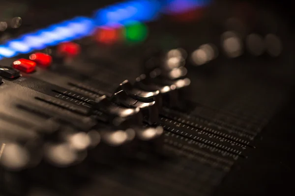 Ses ölçer ile karıştırma konsol dijital ses geçişi ayar düğmesi — Stok fotoğraf