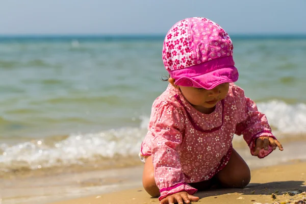 Menina bonita rastejando na praia, a criança alegre, emoções — Fotografia de Stock