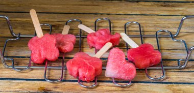 bir metal ızgara üzerinde yaban mersini ile lezzetli taze karpuz