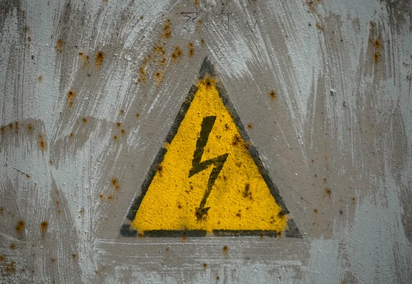 Sinal de perigo elétrico colocado no painel de metal enferrujado . — Fotografia de Stock