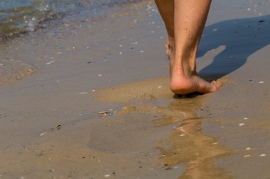 Kumsalda seksi bacaklar. Kadın ayak yürüyüş