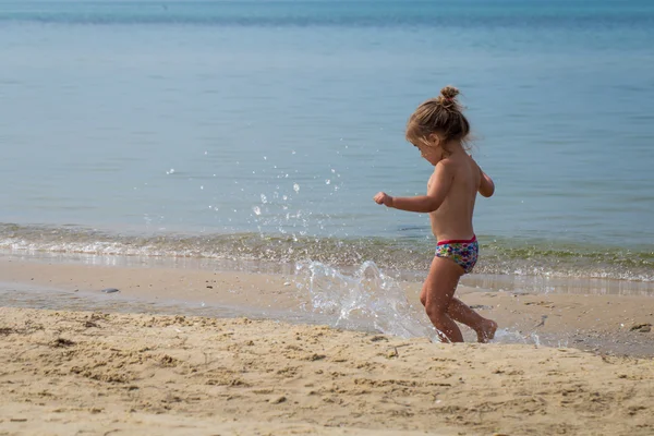 Niña corriendo en la playa, emociones alegres , — Foto de Stock