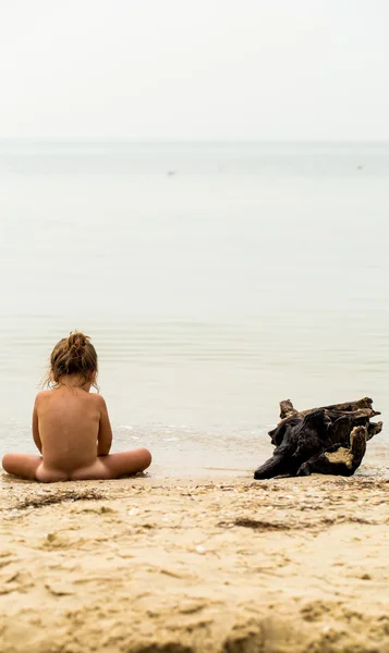 Niña desnuda juega en el mar, hermosa playa — Foto de Stock