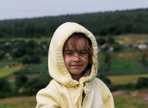Adorável menina no tempo nublado na roupa da minha mãe — Fotografia de Stock