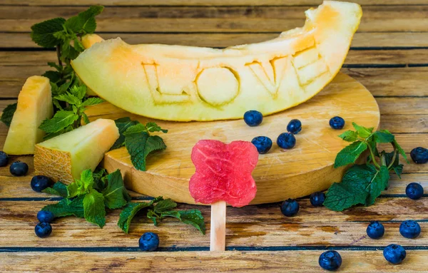 El melón está tallado la palabra amor — Foto de Stock