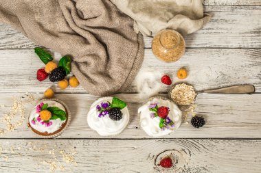 ahşap arka plan fındık tatlım üzerinde çilek ile güzel kekler