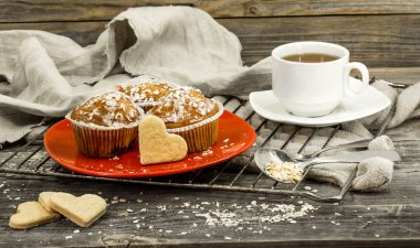 Kırmızı plaka ahşap arka plan üzerinde meyveleri ile güzel cupcakes