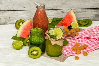 Kırmızı ve yeşil smoothies kireç, bir kavanoza kivi