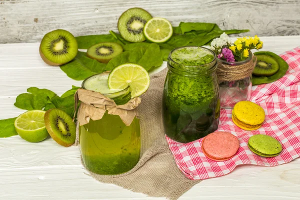 Grüner Smoothie im Glas mit Limetten und Beeren — Stockfoto