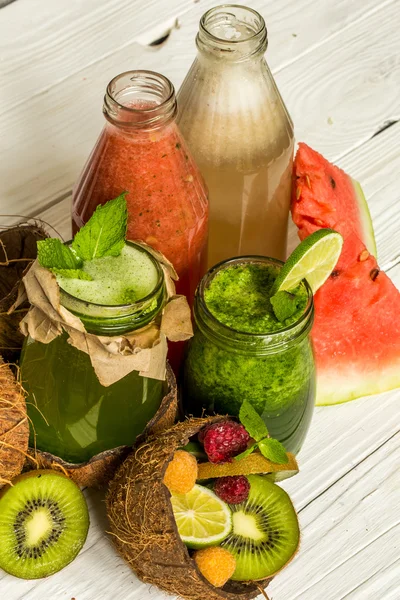 Grüne und rote Smoothies im Glas mit Limette — Stockfoto