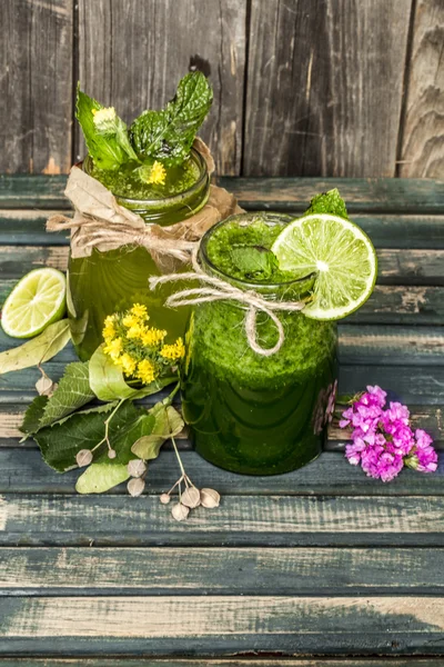 Grüner Smoothie im Glas mit Limette, Kiwi und Beere — Stockfoto