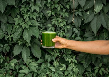 bir bardak yeşil smoothie