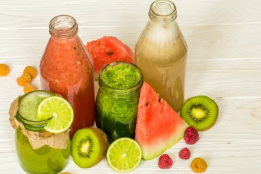 Kırmızı ve yeşil smoothies kireç, bir kavanoza kivi