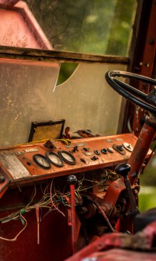 Eski paslı panel ile toz ve örümcek ağları çevresinde.