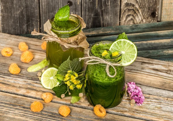 Grüner Smoothie im Glas mit Limette, Kiwi und Beere — Stockfoto