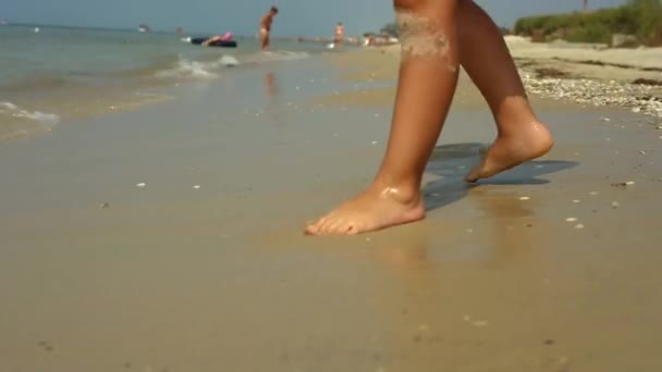 Mała dziewczynka biegająca po plaży — Wideo stockowe