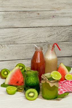 Kırmızı ve yeşil smoothies kireç, bir kavanoza kivi