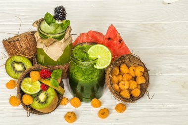 Kırmızı ve yeşil smoothies kireç bir kavanoza