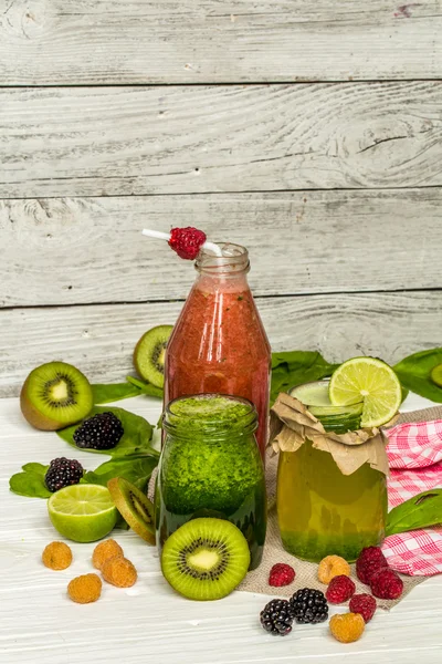 Grüne und rote Smoothies im Glas mit Limette, Kiwi — Stockfoto