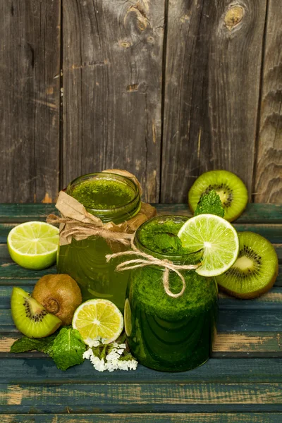 Grüner Smoothie im Glas mit Limette, Kiwi und Beere — Stockfoto