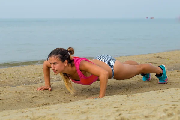 Beautiful sporty girl on the beach sports — Stock Photo, Image