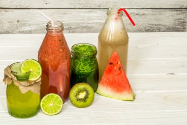 Kırmızı ve yeşil smoothies kireç, bir kavanoza kivi