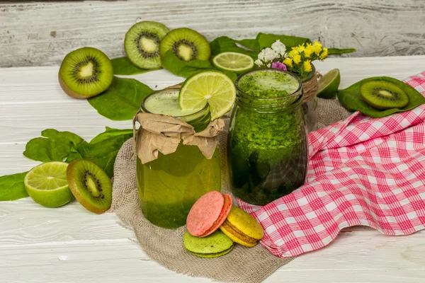 Grüner Smoothie im Glas mit Limetten und Beeren — Stockfoto