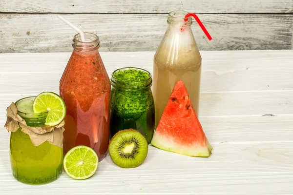 Kırmızı ve yeşil smoothies kireç, bir kavanoza kivi