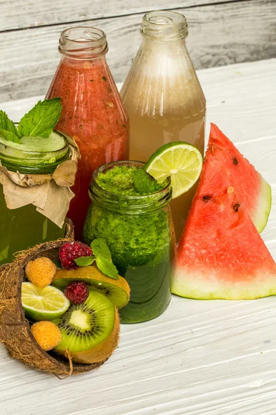Green and red smoothies in a jar with lime — Stock Photo, Image