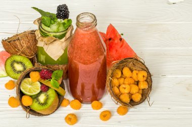 Kırmızı ve yeşil smoothies kireç bir kavanoza