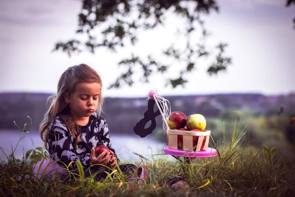 Маленькая девочка играет на траве в дневное время — стоковое фото
