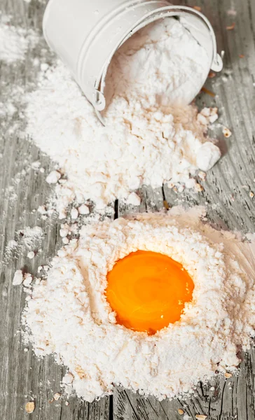 Cooking spaghetti on a wooden background milk eggs — Stock Photo, Image