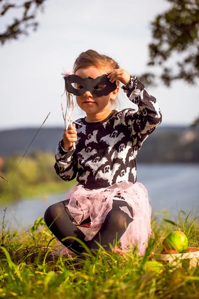 Маленькая девочка играет на траве в дневное время — стоковое фото