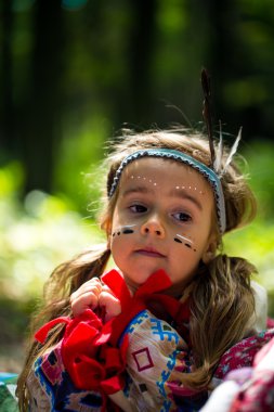 güzel küçük kız açık havada Hintli oynamaktan