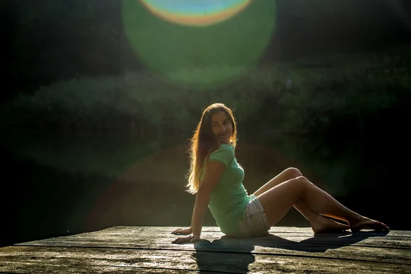 木製の桟橋の上に横たわる美しい少女 — ストック写真