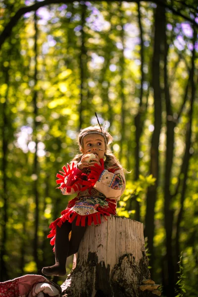 Linda menina brincando na natureza dos índios — Fotografia de Stock