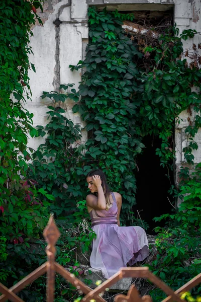野生ぶどうの背景にドレスで美しい少女 — ストック写真