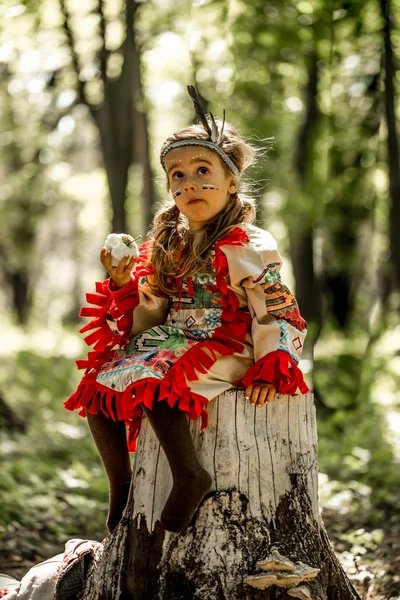 Beautiful little girl playing on the nature of the Indians — Stock Photo, Image