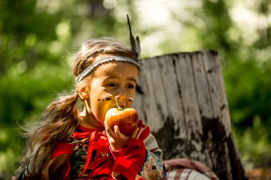Kızılderililer niteliğine oynayan güzel küçük kız