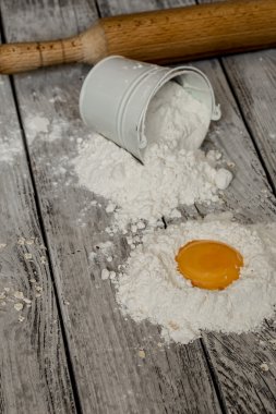 Spagetti ahşap arka plan üzerinde süt yumurta