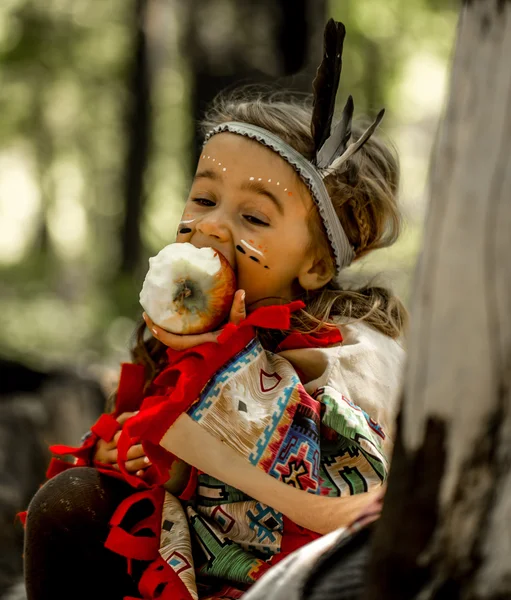 Schönes kleines Mädchen, das über die Natur der Indianer spielt — Stockfoto