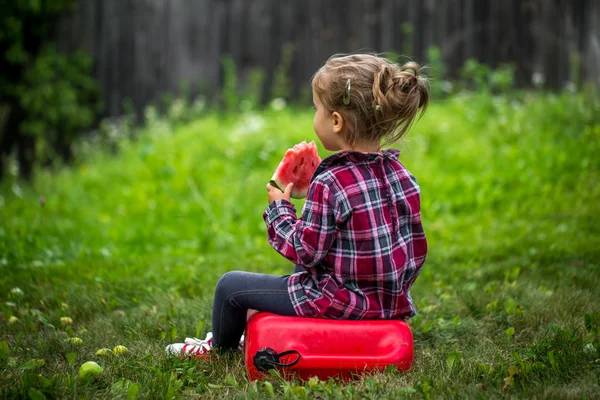 Kleines Mädchen isst Wassermelone im Sommer — Stockfoto