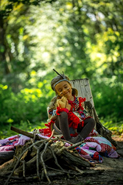 漂亮的小女孩，在印地安人的性质上玩 — 图库照片
