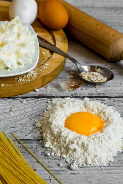 Cozinhar espaguete em um fundo de madeira ovos de leite — Fotografia de Stock